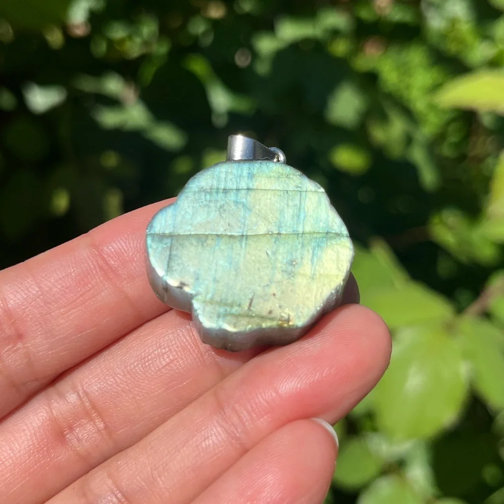 Stainless steel flashy rose‎ carving labradorite pendant